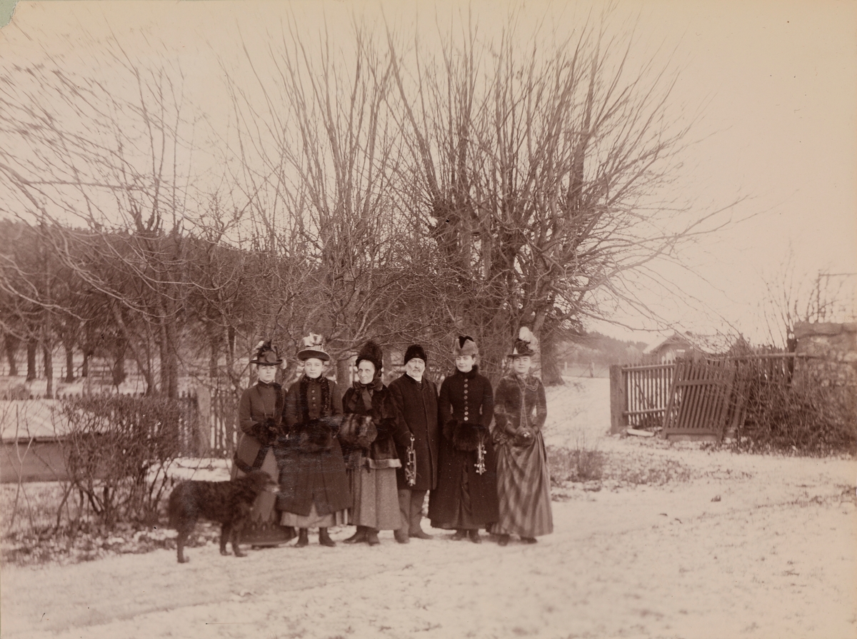 Gruppebilde på Linderud, fra venstre: Agnes Mathiesen, Elise Mathiesen, fru Julie Larpent, Haaken Christian Mathiesen, Julie Mathiesen, Louise Mathiesen. Foran Agnes står en hund.
