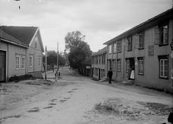 Skolegata i Kongsberg.
Omtrent i midten på høyre side ligger