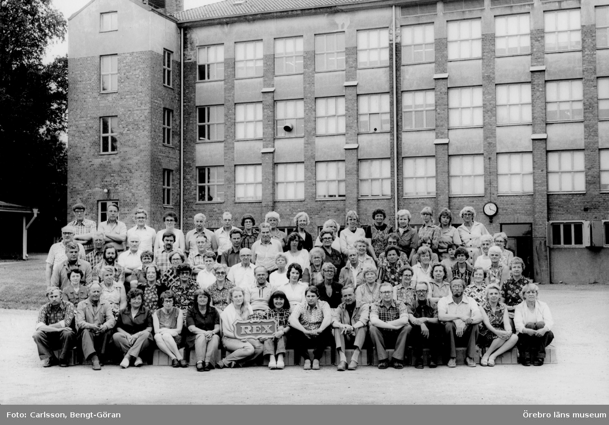 De sista arbetarna på Rex skofabrik framför skofabriksbyggnaden.
Bilden är tagen i samband med fabrikens nedläggning 1981.