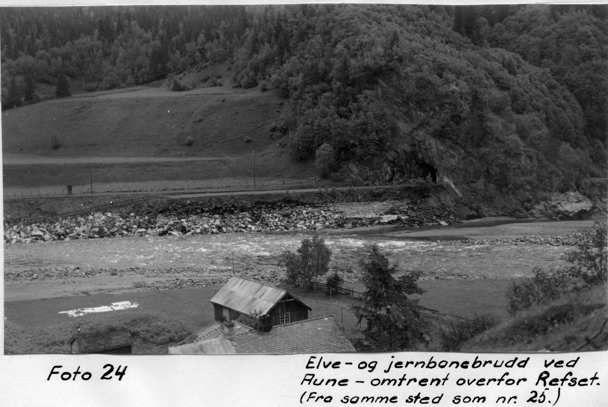 Elve- og jernbanebrudd ved Aune, omtrent ovenfor Refset. (Fra samme sted som foto 25.)..Flom Gaula (24.08.1940)