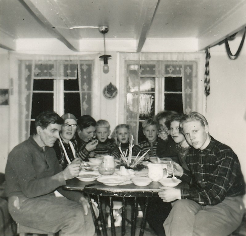 Familien på Langholen, Skårland bruk 9, samla og et julemiddag. Frå venstre Ingvald, Torbjørg, Ole, Knut, Gunvor, Erling, Marta, Tordis og Ingmund, alle med etternamn Skårland på den tida.