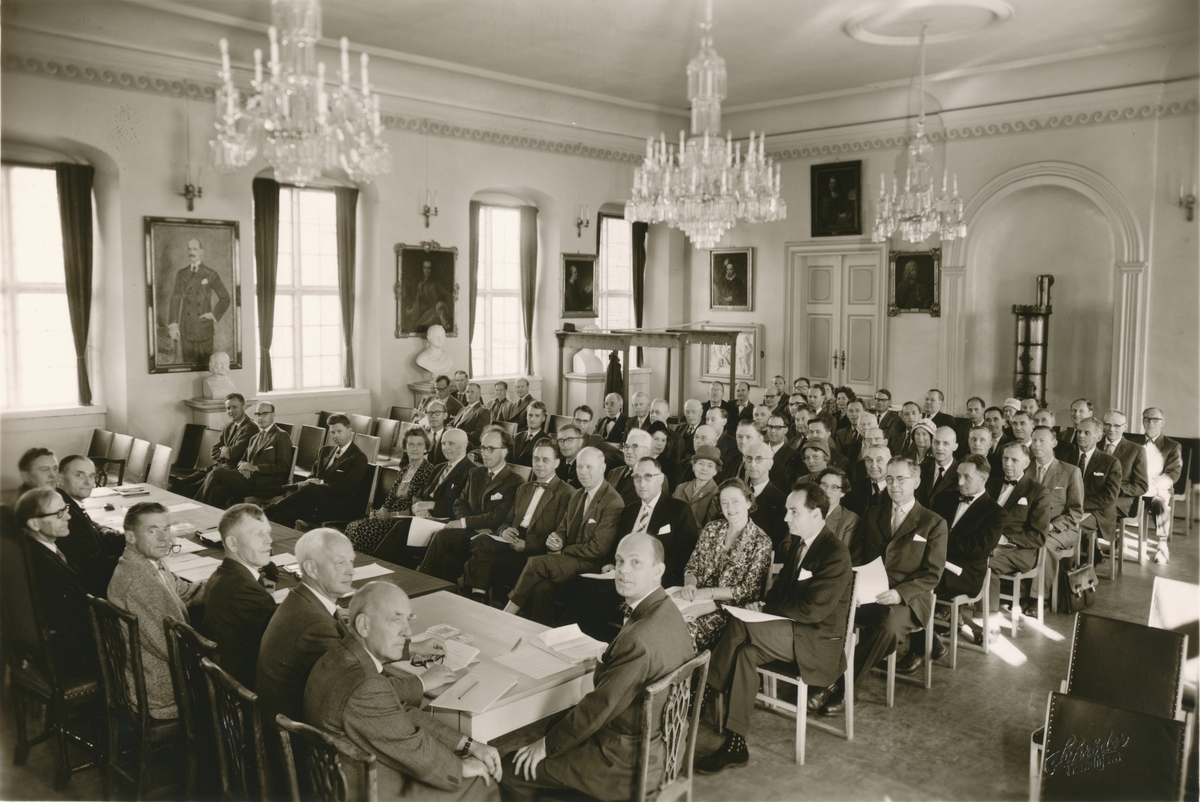 Landsmøtedeltagere for Norske Kunst- og Kulturhistoriske museer (NKKM). Møtet avholdt i Den gamle katedralskolen i Trondheim i 1960.