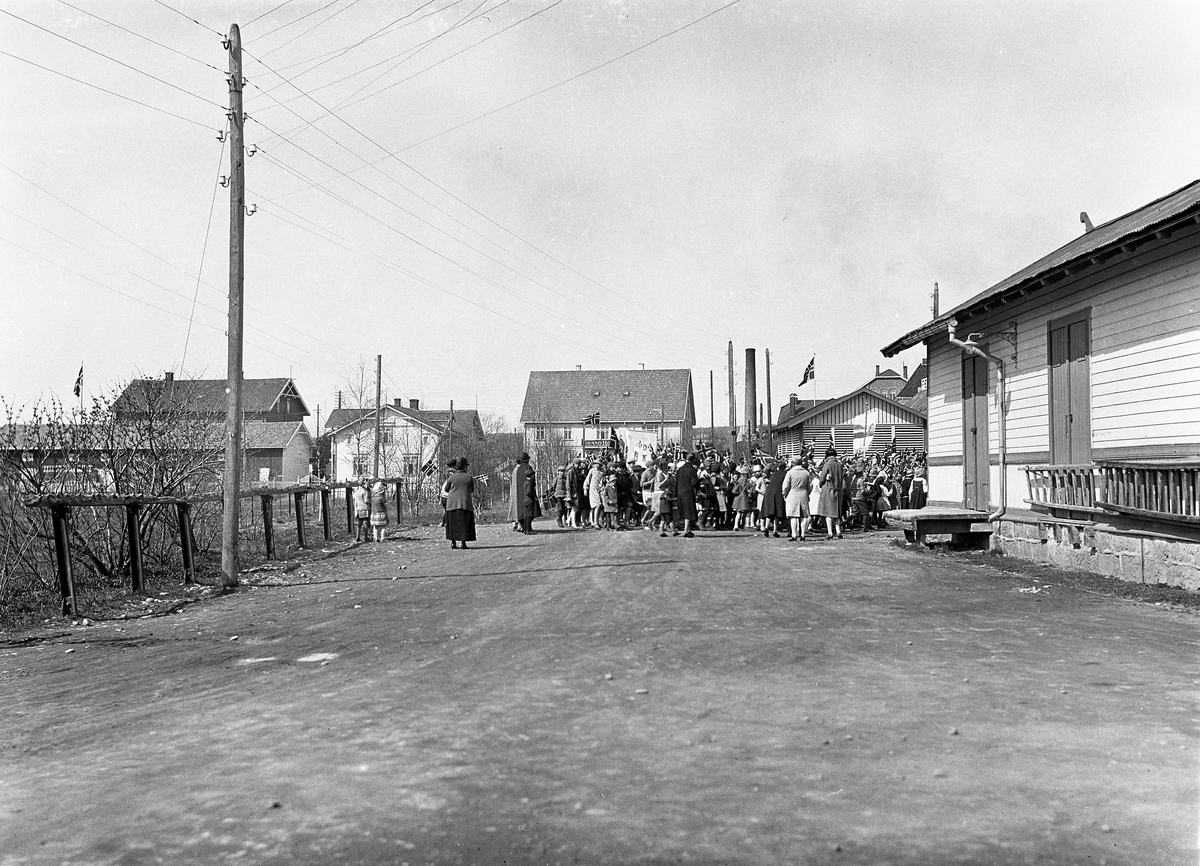 Trolig 17.mai i Lena 1929.
Tre bilder der det første viser samling ved Lena Stasjon, det andre opptoget fra Lena stasjon mot Lenagata, og det tredje toget oppover Lenagata.