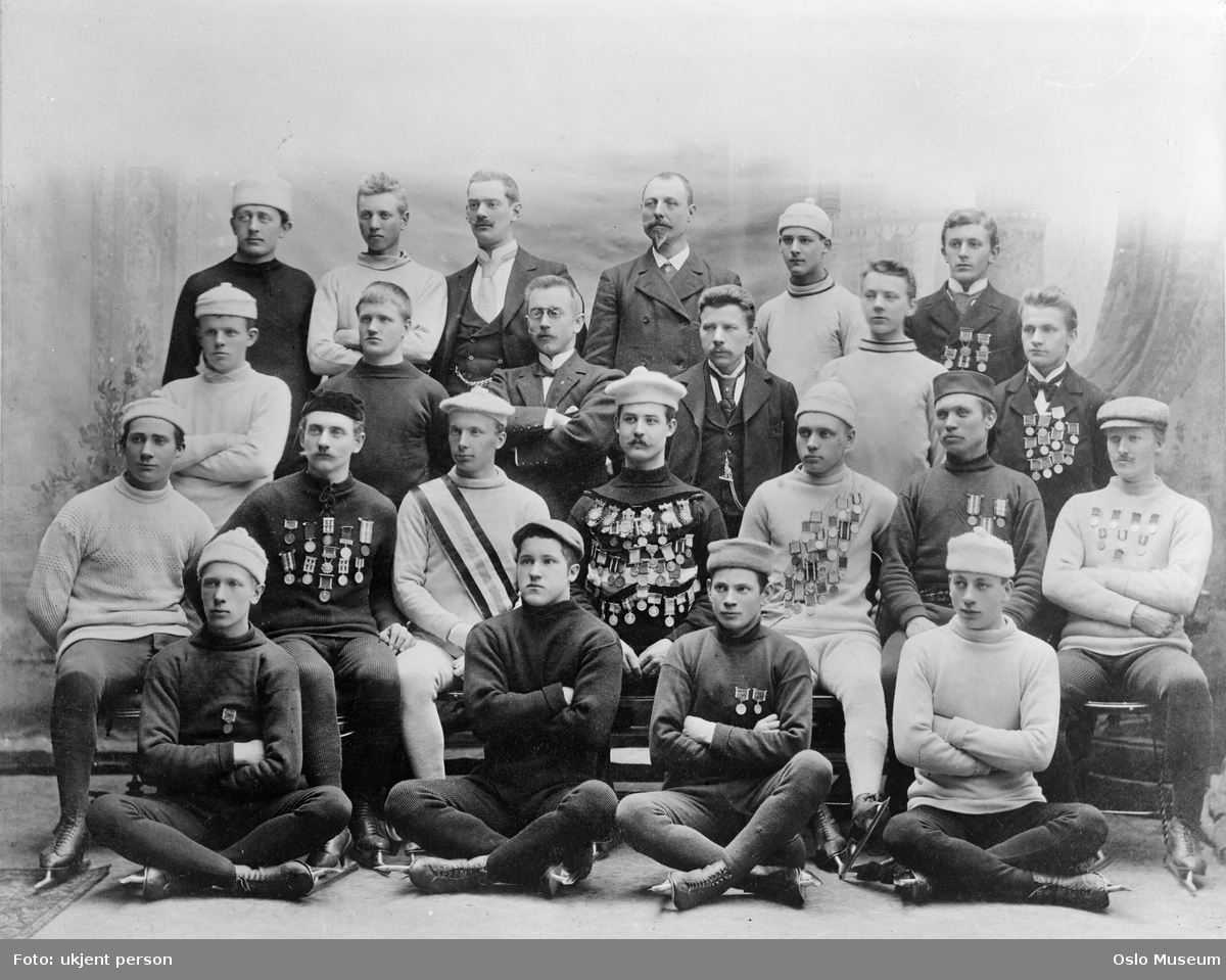 Kristiania Skøiteklub, gruppe, menn, skøyteløpere, sittende og stående helfigur, skøyter, medaljer