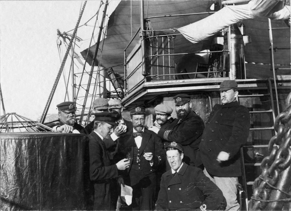 "Gunrummet", expeditionsmedlemmar och officerare ombord på HMS Svensksund: Ehrensvärd, Strindberg, Stake, Fraenkel, Norselius, Machuron, Lembke, Andrée ("etait grand et blond") samt Celsing sittande.