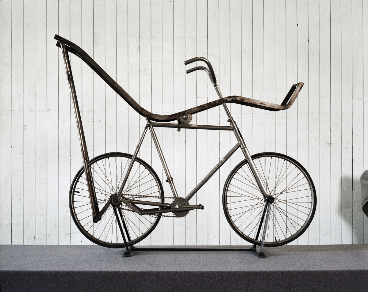 Gungcykel, för konståkning, med översittning. Helförnicklad. Den ursprungliga cykeln av fabrikat "Mars", tillverkningsnummer 323303.