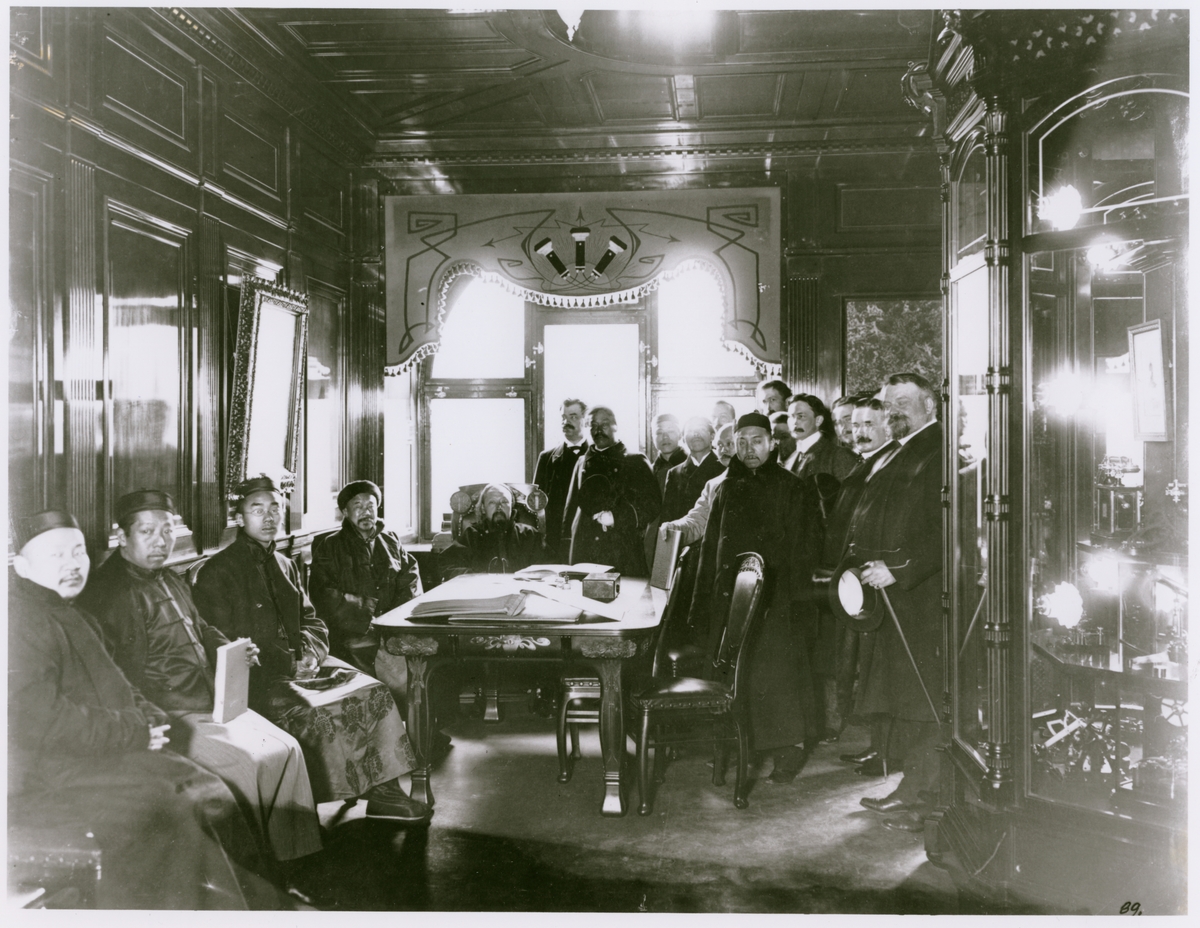 Kinesiska studiekommissionen på besök i L.M. Ericssons minnesrum på Thulegatan, Stockholm, 26 april 1906.