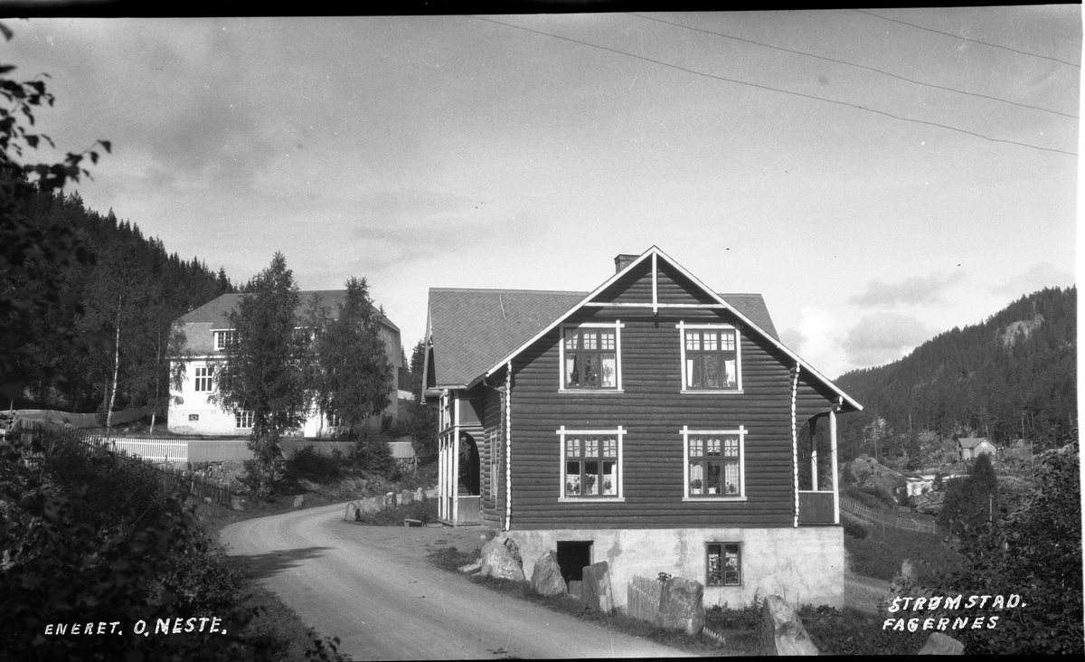 Villaen Strømstad, med gamle Fagernes skole i bakgrunnen