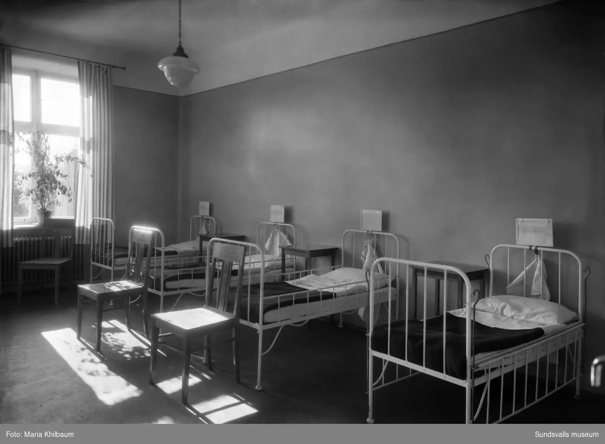 Interiörer (dagrum, sjuksalar och korridprer) från det nybyggda stenhuset vid Epidemisjukhuset efter Ludvigsbergsvägen (tidigare Epidemivägen) i Alliero.