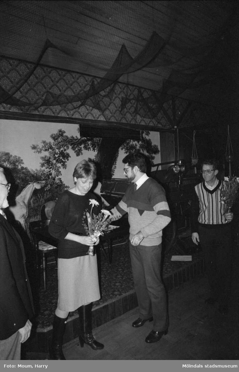 Kållereds hembygdsgille håller sitt årsmöte år 1984 i Kållereds värdshus. Ordförande Staffan Bjerrhede avtackar valberedningen. Från vänster: Bertil Edvardsson, Annika Bjerrhede och Bengt Olof Olsson.
