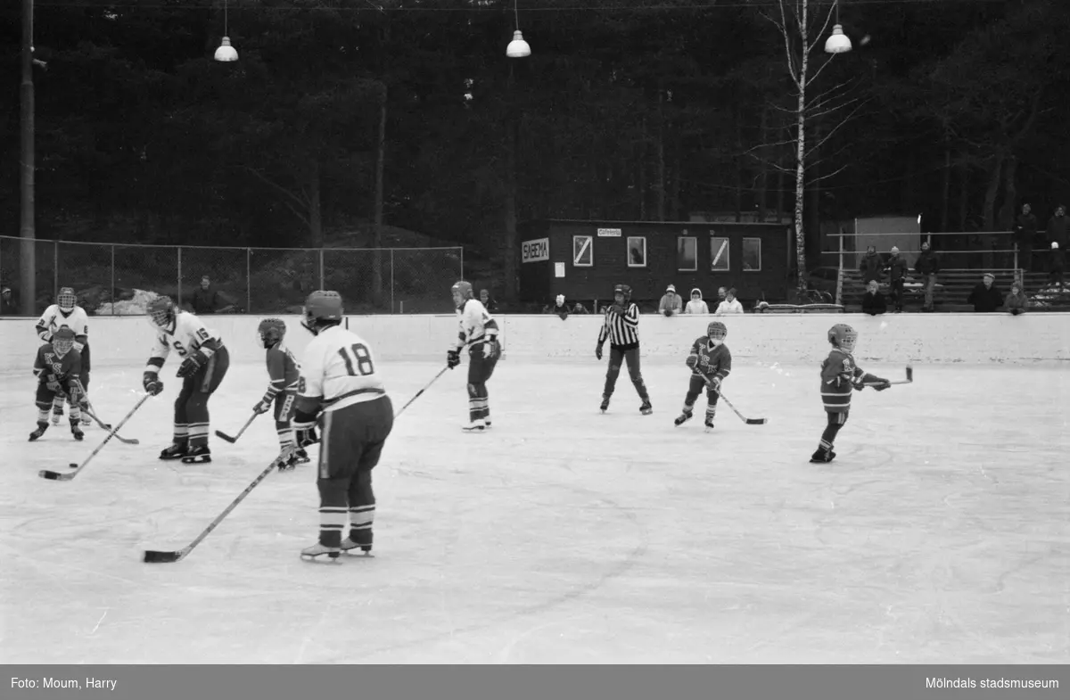 Kållereds SK ishockeylag 75:or möter ett "mammalag" på Kållereds isbana, år 1984.

För mer information om bilden se under tilläggsinformation.