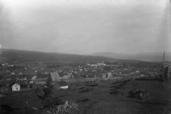 Fotsamling etter Hans Tveito. Oversiktsbilde av bebyggelse.