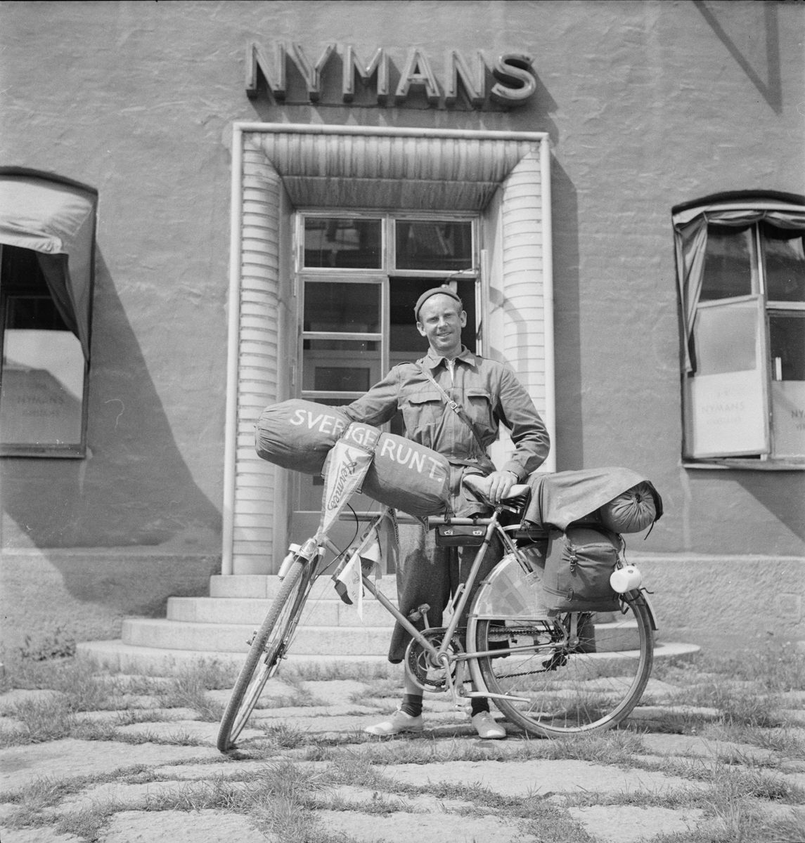 Nymans Verkstäder - Erik Berg från Västra Torup i Skåne med sin Hermescykel, Uppsala 1948