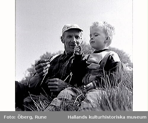 Grannen Gustav Morgan och Ingemar, komminister Starkes pojke, leker och blåser maskrosbollar.