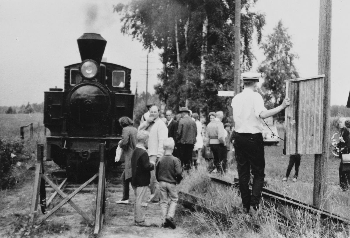 Et av de første museumstogene på Tertitten har ankommet endestasjonen Fossum. Toget trekkes av damplokomotiv 6 Høland.