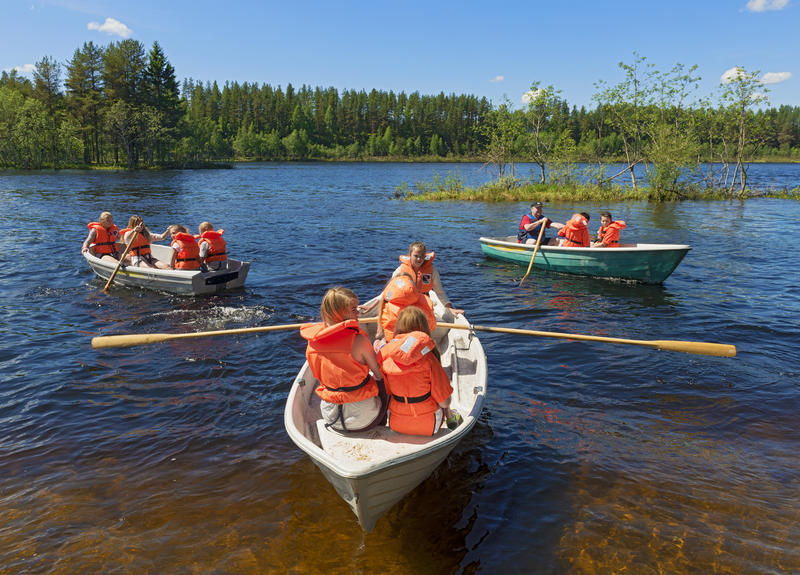 Bildet viser skoleelever som ror i båt på glomma.