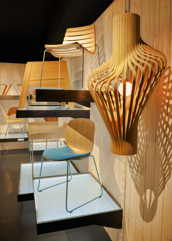 Bildet viser møbler, skulpturer og arkitektur laget i tre. Lamper, stoler og bord