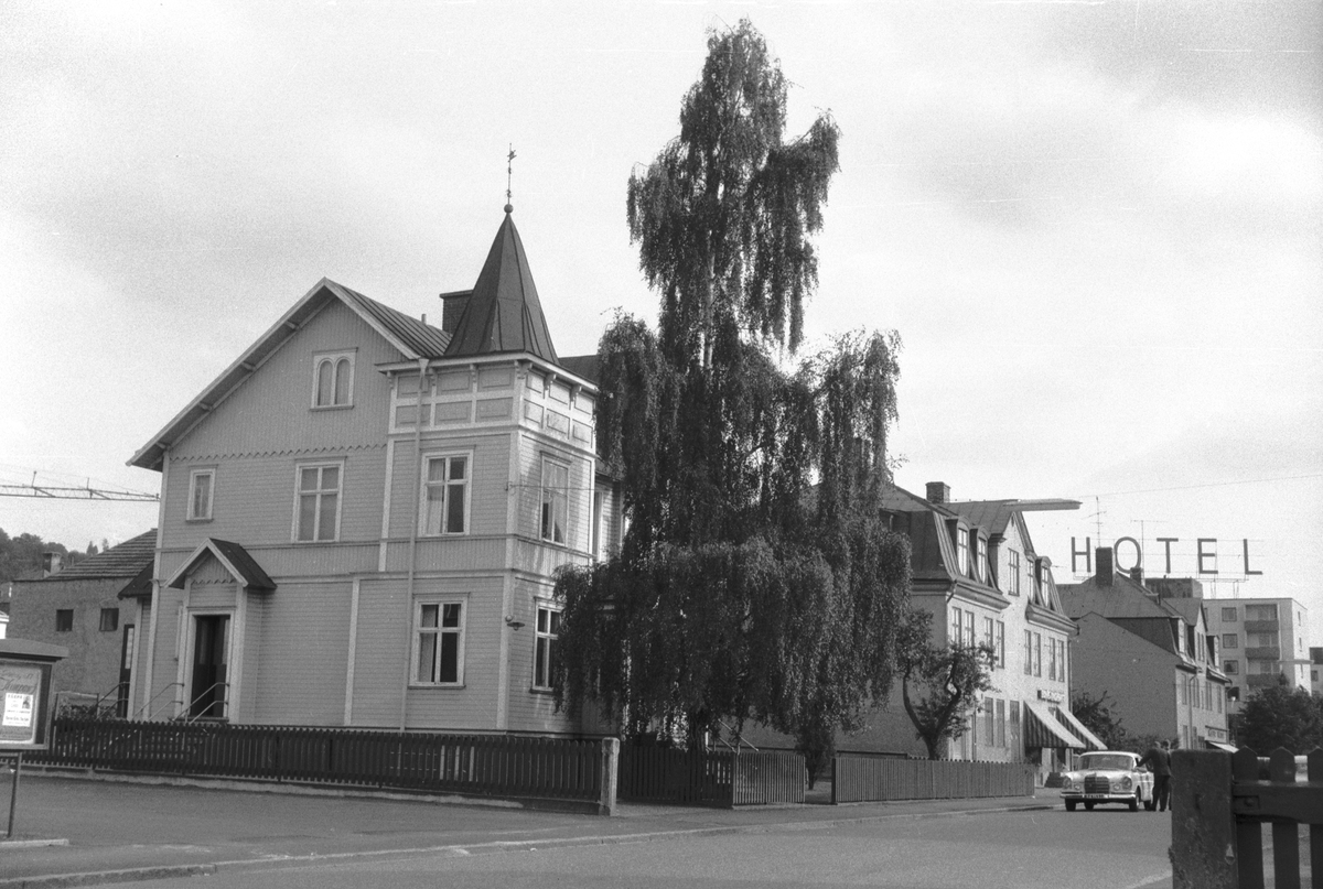 Bostadshus utmed Tegnérgatan i Huskvarna. I Bakgrunden syns skylten för Hotel Rosen i Rosenhuset.