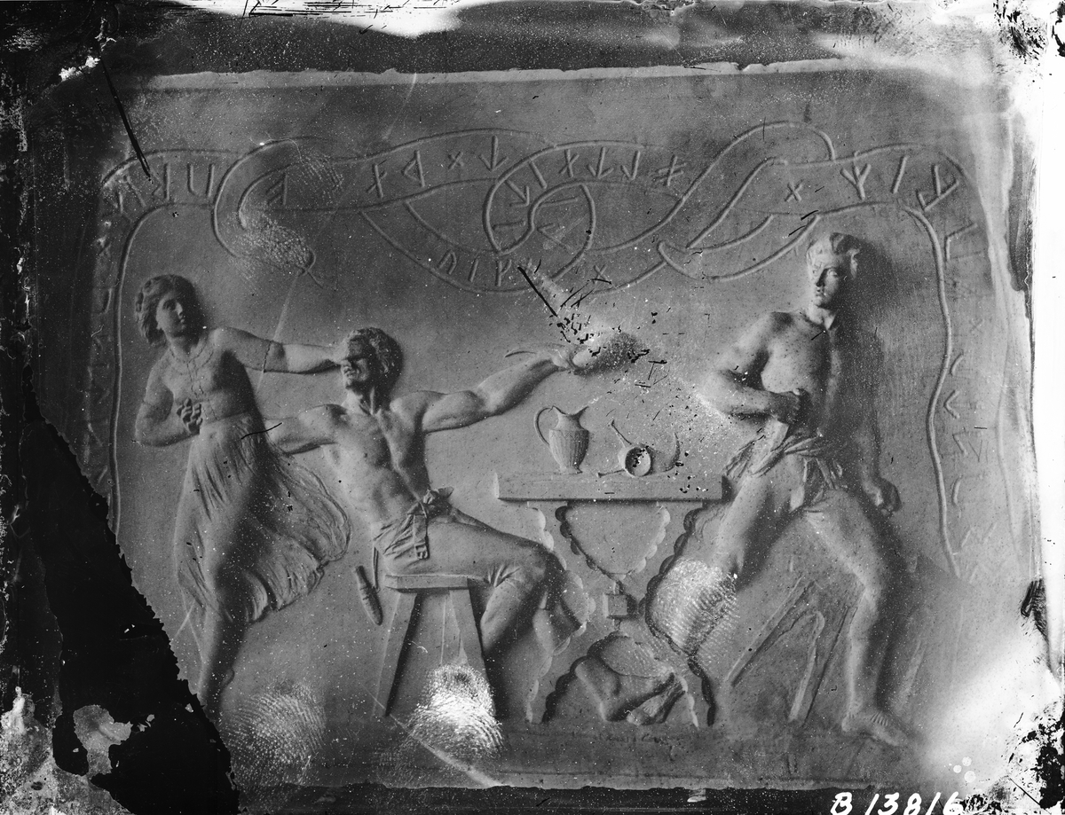 Relieftavla med hiroglyfer. Troligen från 1850-talet