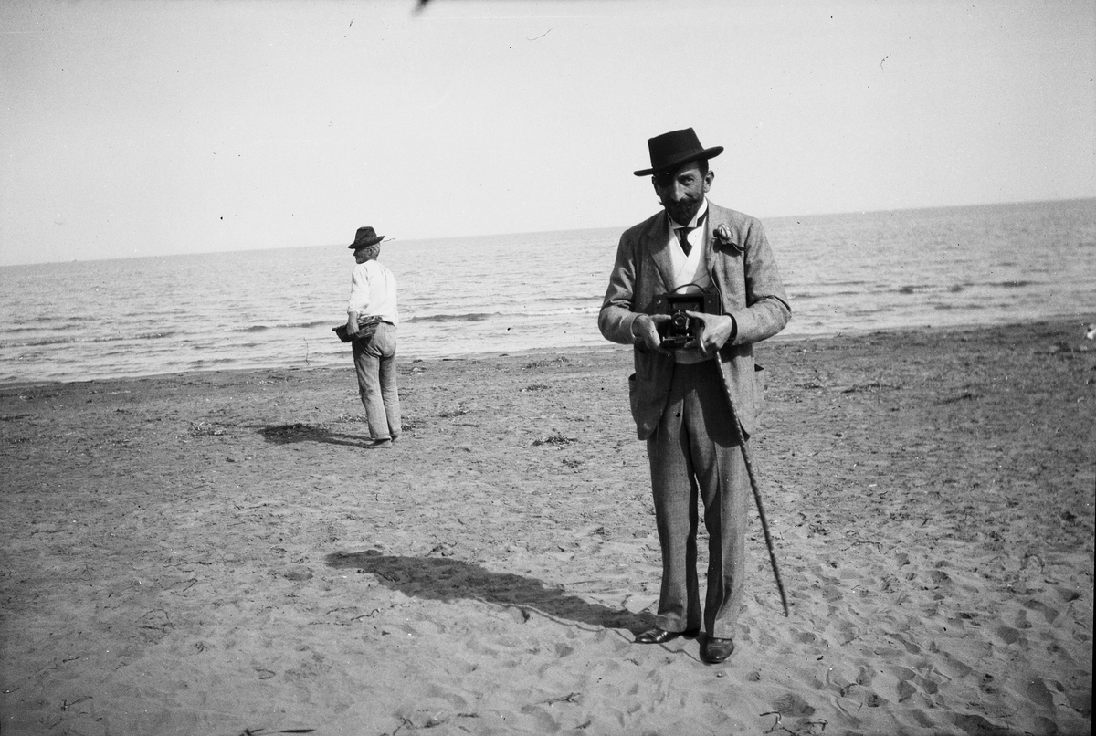 Drottning Victorias bilder. Två okända män på en strand.