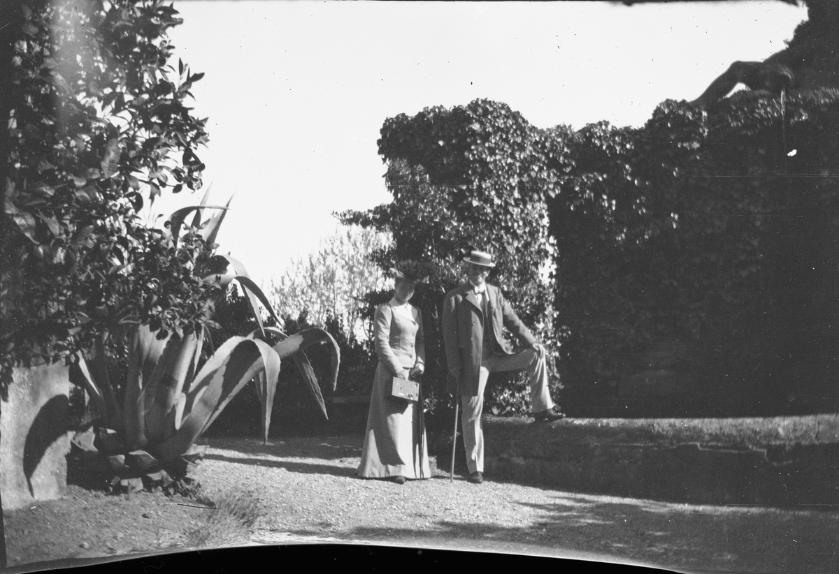 Drottning Victorias bilder. En kvinna (bär en kamera) och en man. Troligen Capri.