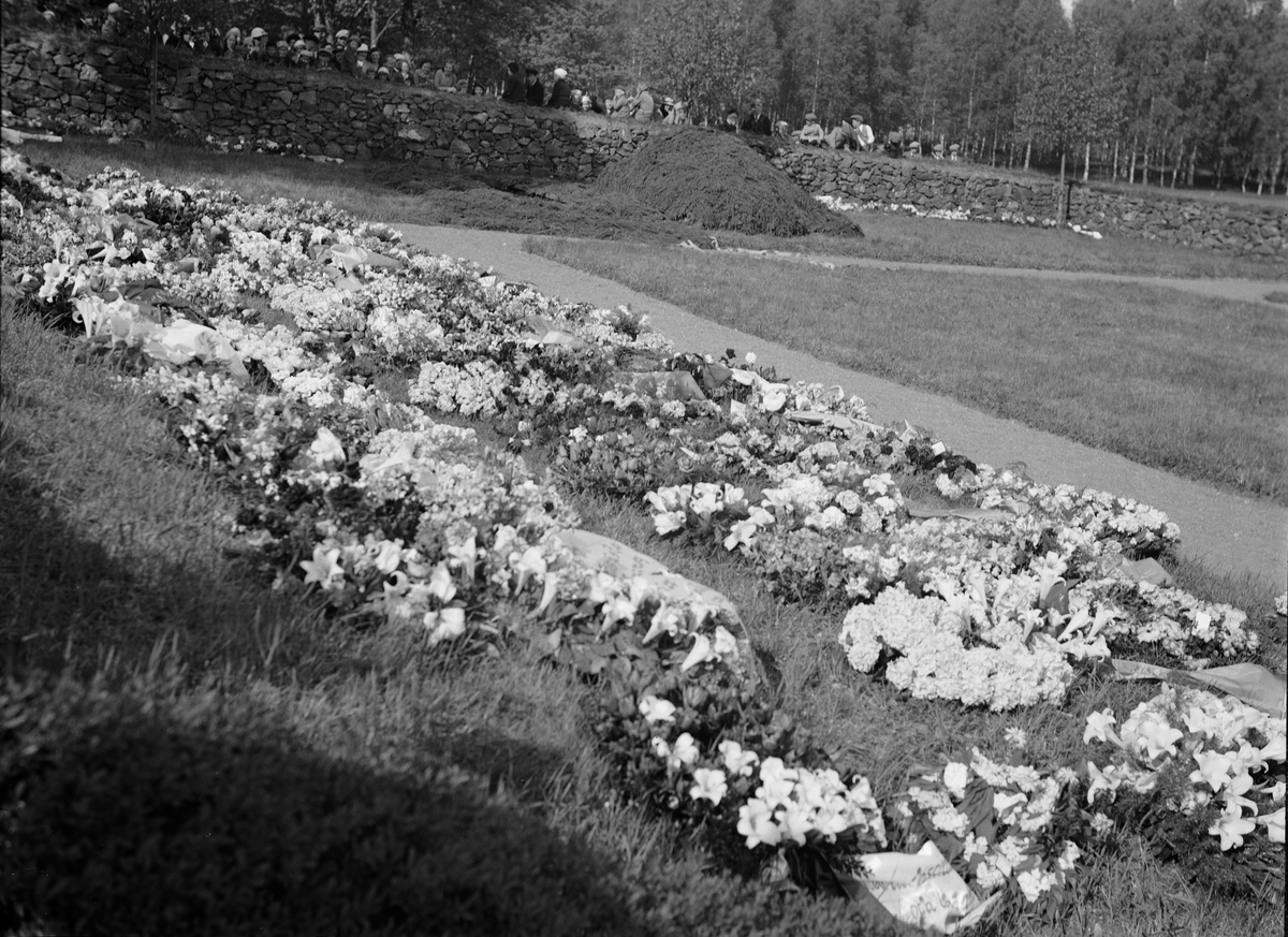 Kransar på kyrkogården vid Lena kyrka - friherre Fredrik von Essens jordfästning