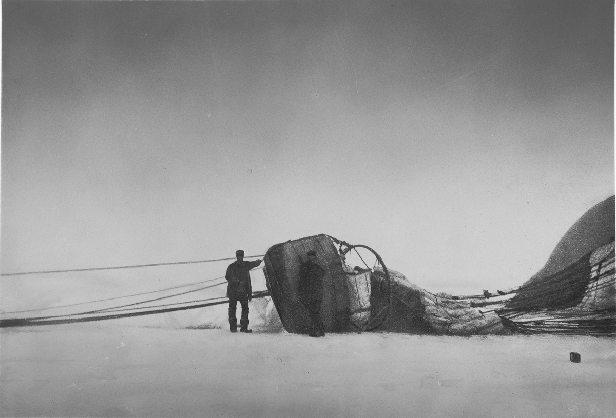 "Örnen", strax efter landningen på isflaket den 14 juli. Framtagning av bilderna gjordes av docent John Hertzberg år 1930 på Fotografi, Tekniska Högskolan.