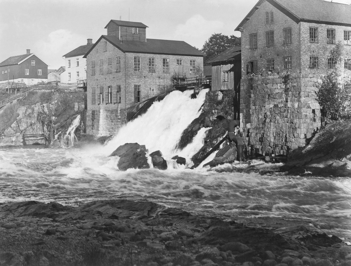 Kvarnfallet i Göta Älv, Trollhättan. Nydqvist & Holm flyttade och etablerade ett pappersbruk vid Kvarnfallet 1901. Det lades ner 1916.