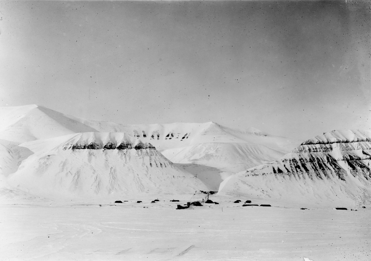 Sveagruvan. Vinterbild av samhället 1920 Spetsbergen.
Inkom 1931.
