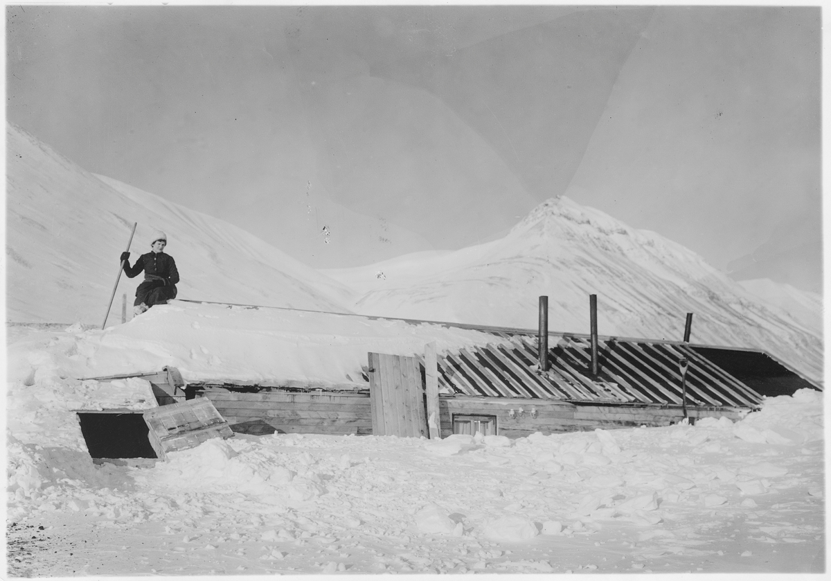 Sveagruvan på Spetsbergen. Tvättstuga och förråd 1918.