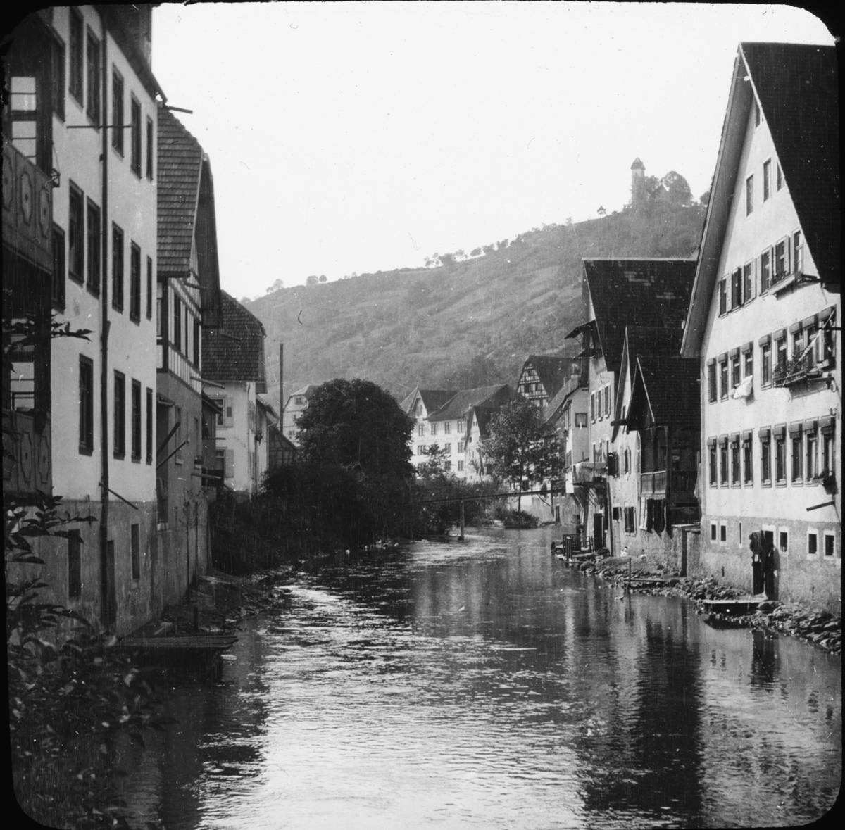 Skioptikonbild med motiv av floden Neckar som flyter genom Horb am Neckar.
Bilden har förvarats i kartong märkt: Resan 1908. Tübingen 3. Horb.