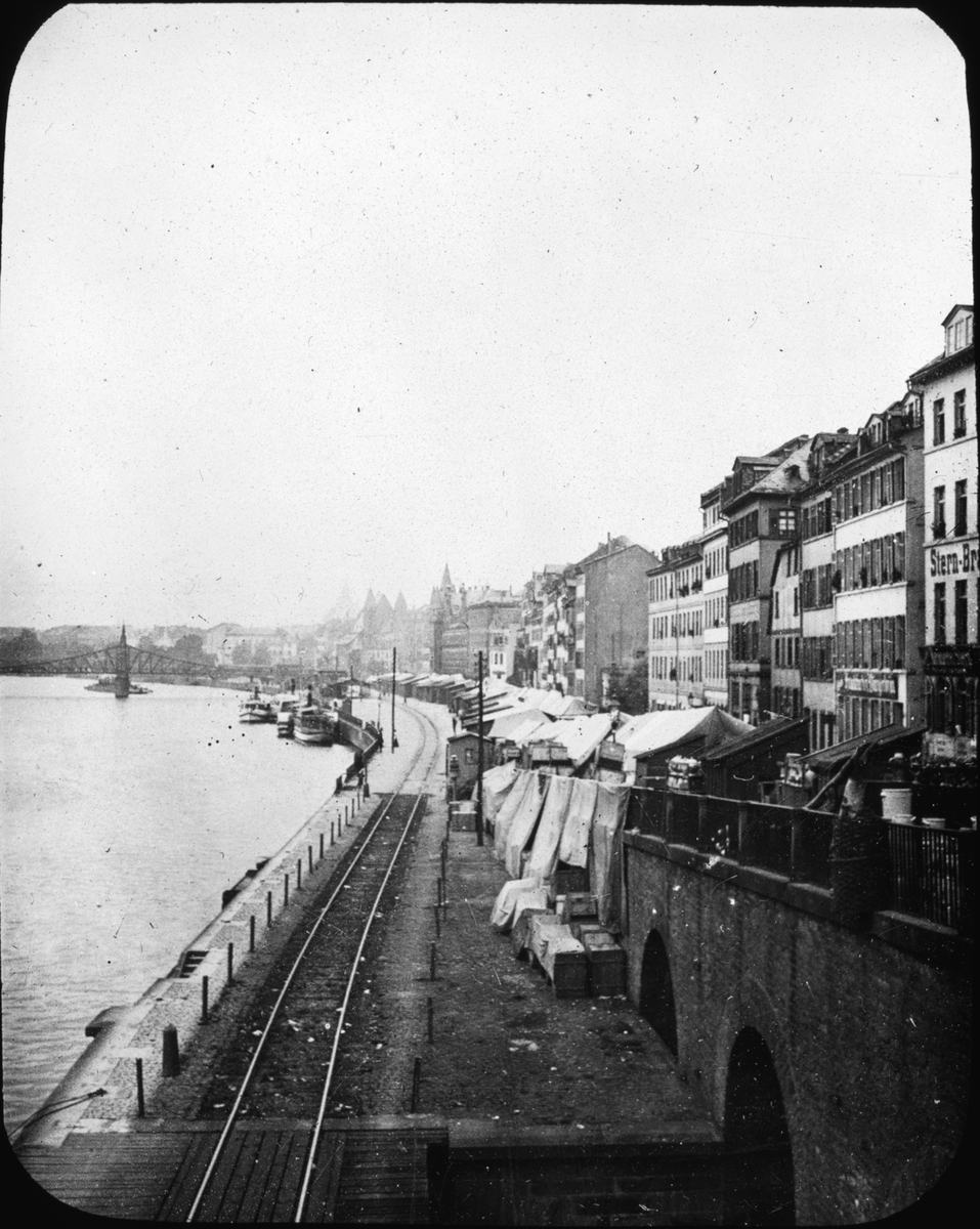 Skioptikonbild med motiv av järnvägsräls vid floden Main i Frankfurt.
Bilden har förvarats i kartong märkt: Höstresan 1907. Berlin 5. Frankfurt 2. No 4.