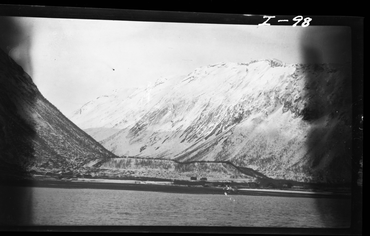 Tjårdaelva går opp dalen. Bildet tatt i mars 1918.