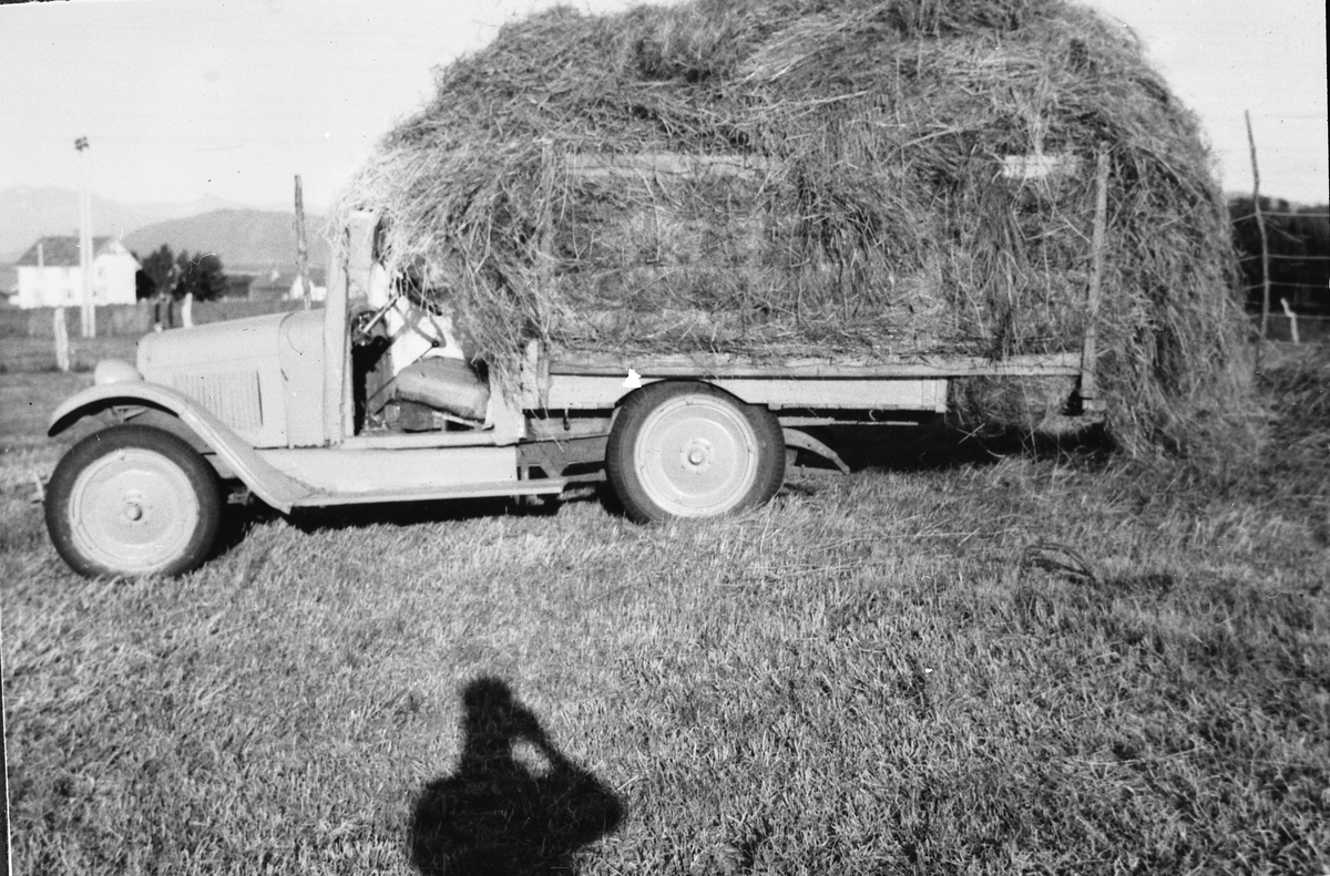 Eldar Rochmann kjører tørrhøy med lastebilen "Drill`n" 1926 modell. Stonglandseidet ca 1952