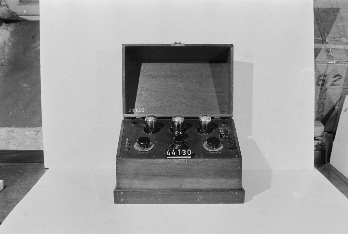 Radioapparat i mahognyfoder.