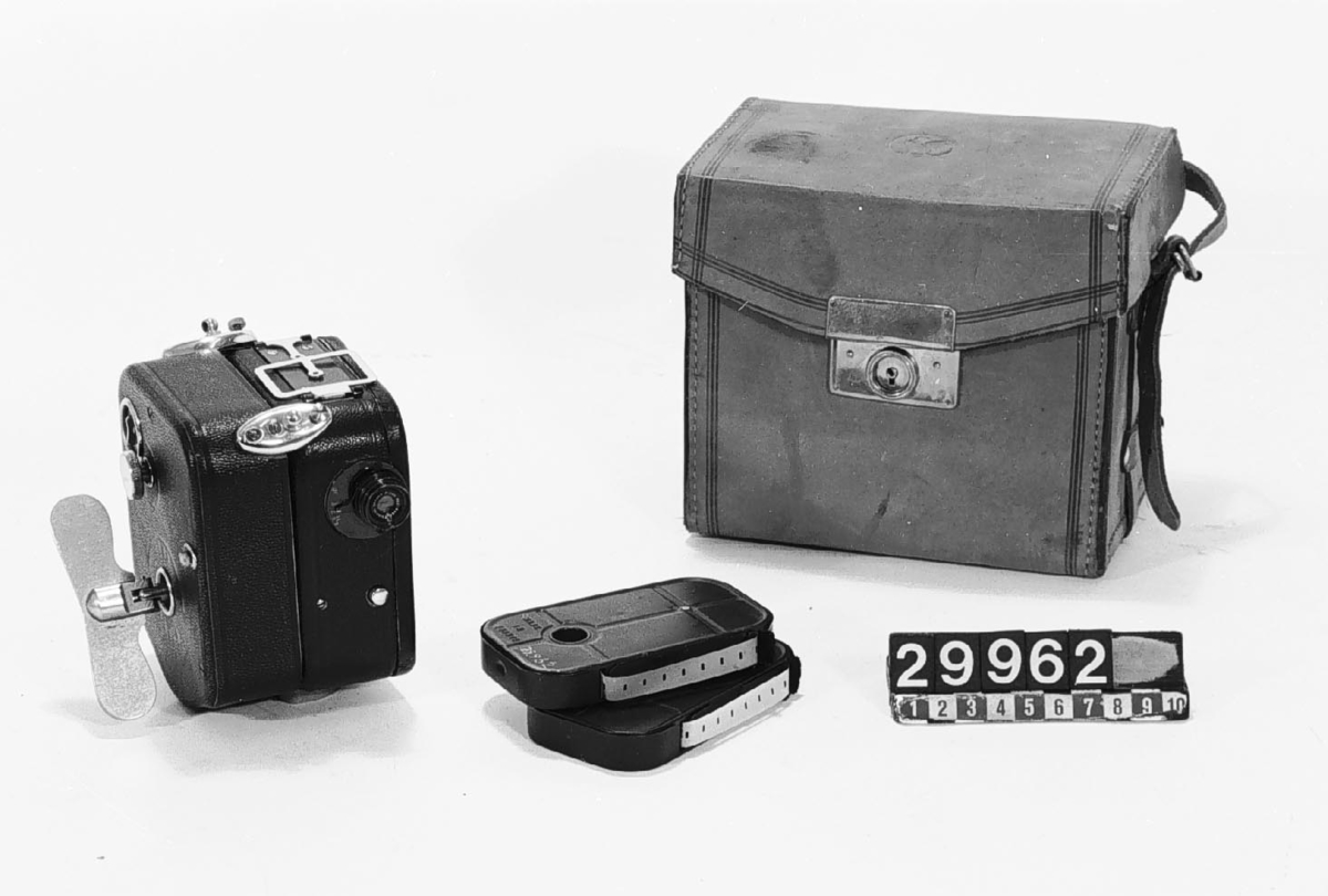 Filmkamera, 9.5 mm, i ljusbrun skinnväska med rem, lås med nyckel samt 6 st. filmkassetter pankromatisk omvändningsfilm vilken får laddas eller uttags endast i mörker. Väskans längd: 160 mm, bredd: 110 mm, höjd: 145 mm.
Tillbehör: 3 st. filmkassetter.
Kameran märkt innuti: "Continsouza Paris 007551".