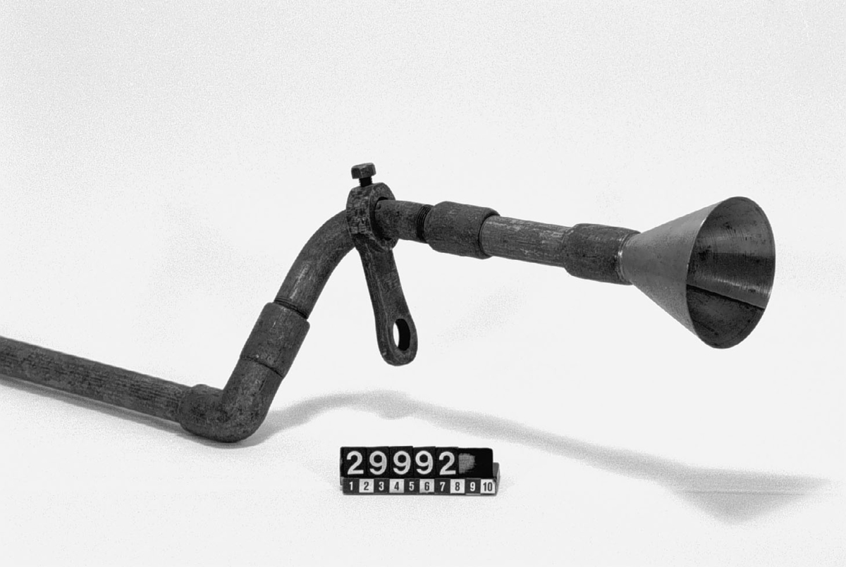 Gasmotor av gjutjärn, stål och mässing, av Högers patent.
Tillbehör: Gasregulator, ledningsrör och gummiblåsa, vev, 7 fasta nycklar.