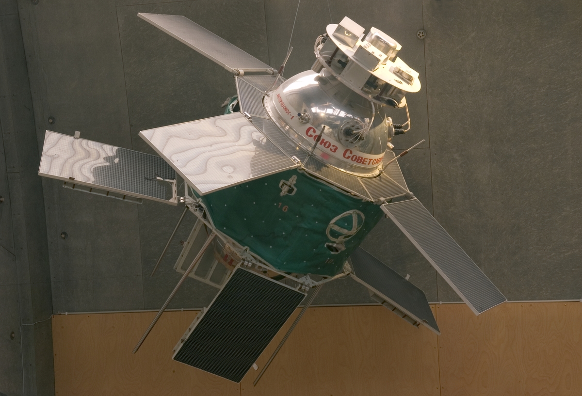 Kopia i full skala av satelliten "Intercosmos 1".
Tillbehör: Skylt.