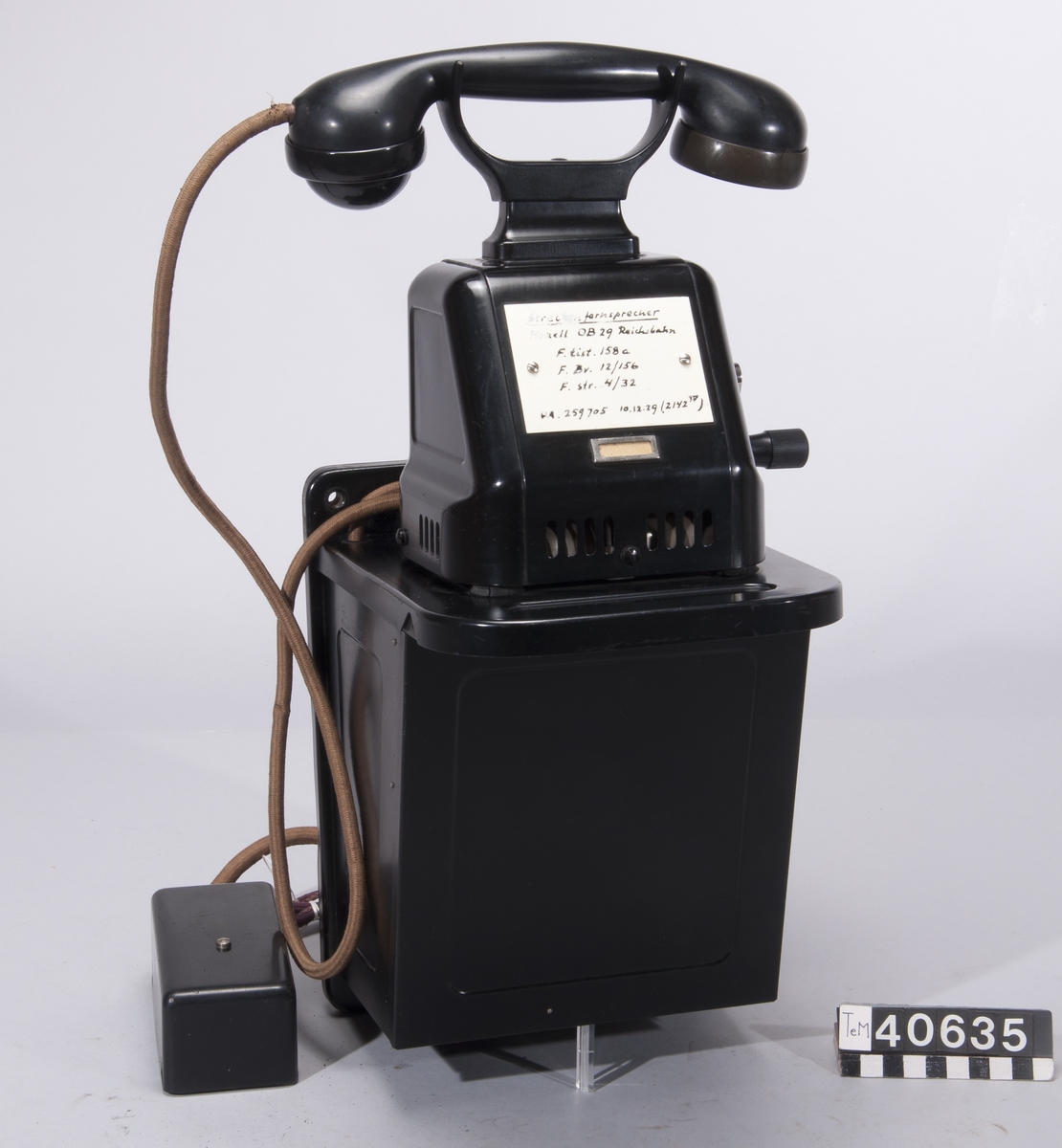 Telefonapparat för lokalbatteri, väggmodell av plåt, med bakelitmikrofon.