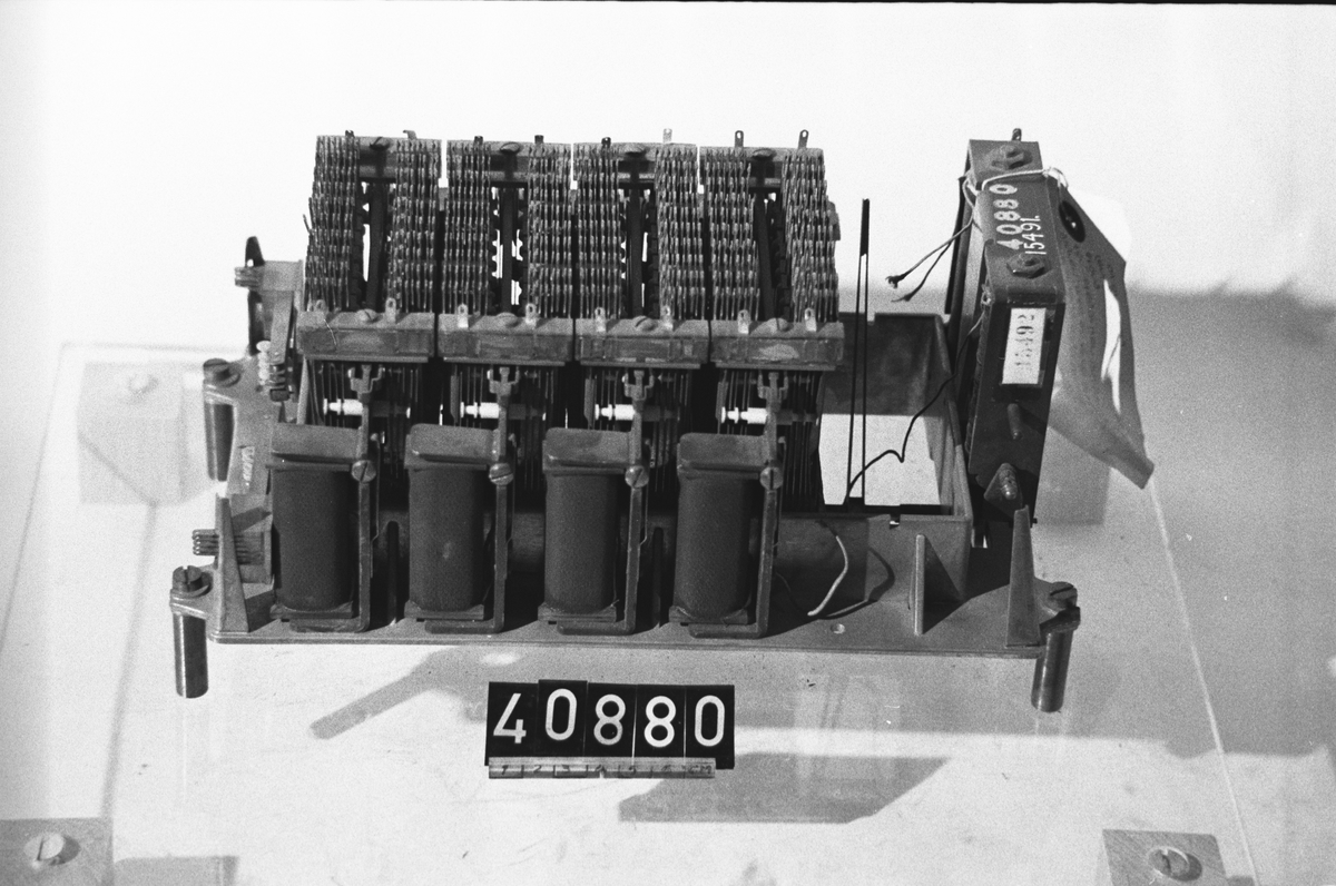 Motorväljare med rätvinklig rörelse avsedd för blanktrådsmultipel. Patent: 79594, år 1939.