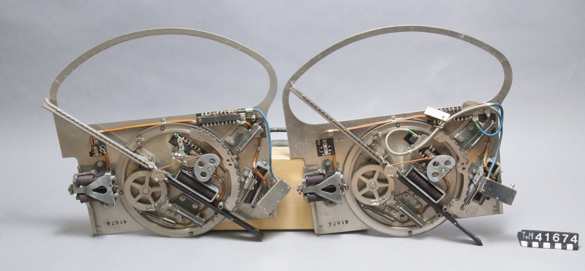 Två st. OS-väljare, ledningsväljare, 500-linjerssystem, (OS-syst.), 9 mm delning. Telegrafverkets modell. Vikt: 5,0 x 2 kg.