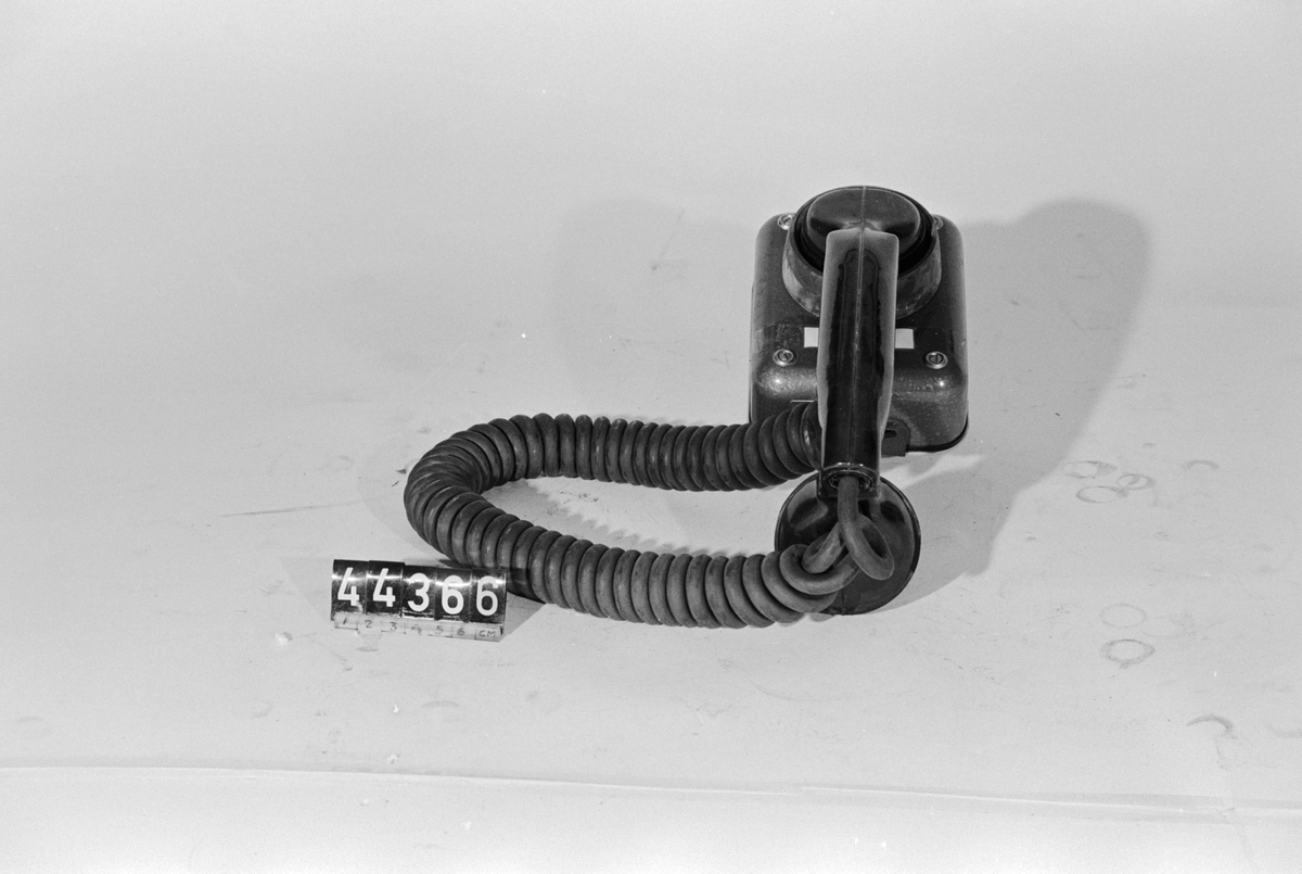 Kontrollbox med mikrotelefon samt radioutrustning.