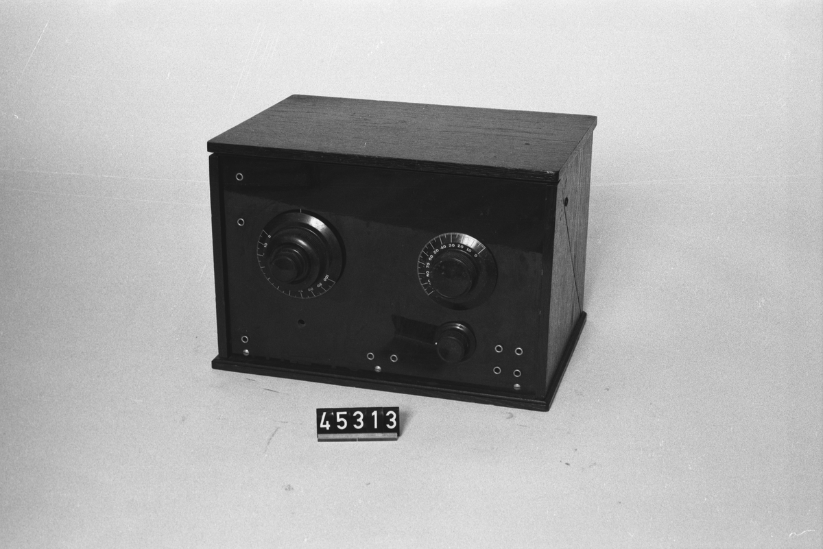 Tvårörs radioapparat med hölje av trä, med framsida av bakelit.