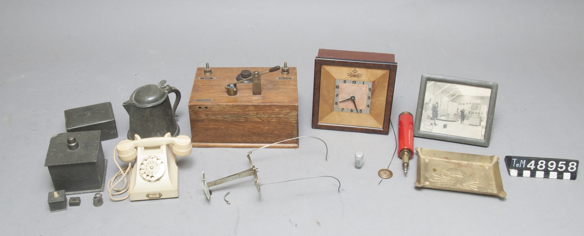 24 st. föremål bl a rya, bordsur, miniatyrkristallradiomottagare, modell av bakelittelefon, modell av TeM41839.