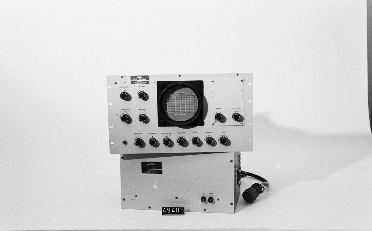 Spektrumskop av typ Panoramic Panadapter för användning med radiomottagare, med separat nätaggregat, vikt: 12,3 + 21,5 kg.