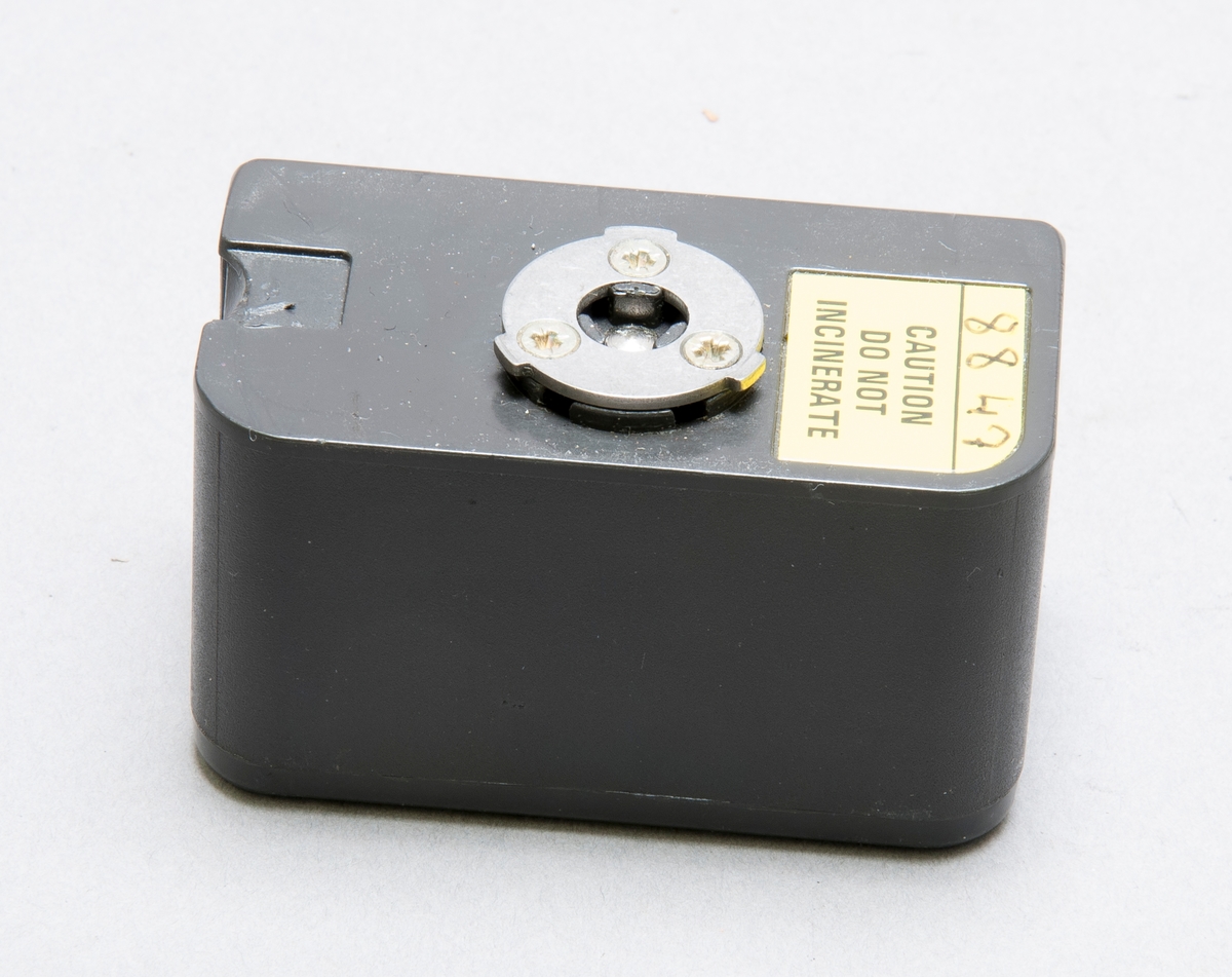 Laddningsbart batteri, NiCd, 9,6 V. Märkt: 8847. Försett med skylt: Radiosamtal kan avlyssnas av obehöriga.