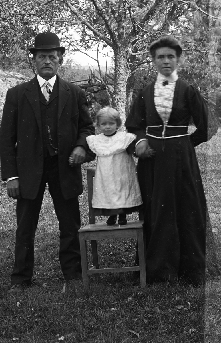 Familjebild. August Johansson med fru Klara och dotter Annie, född 1909. Pipekull.