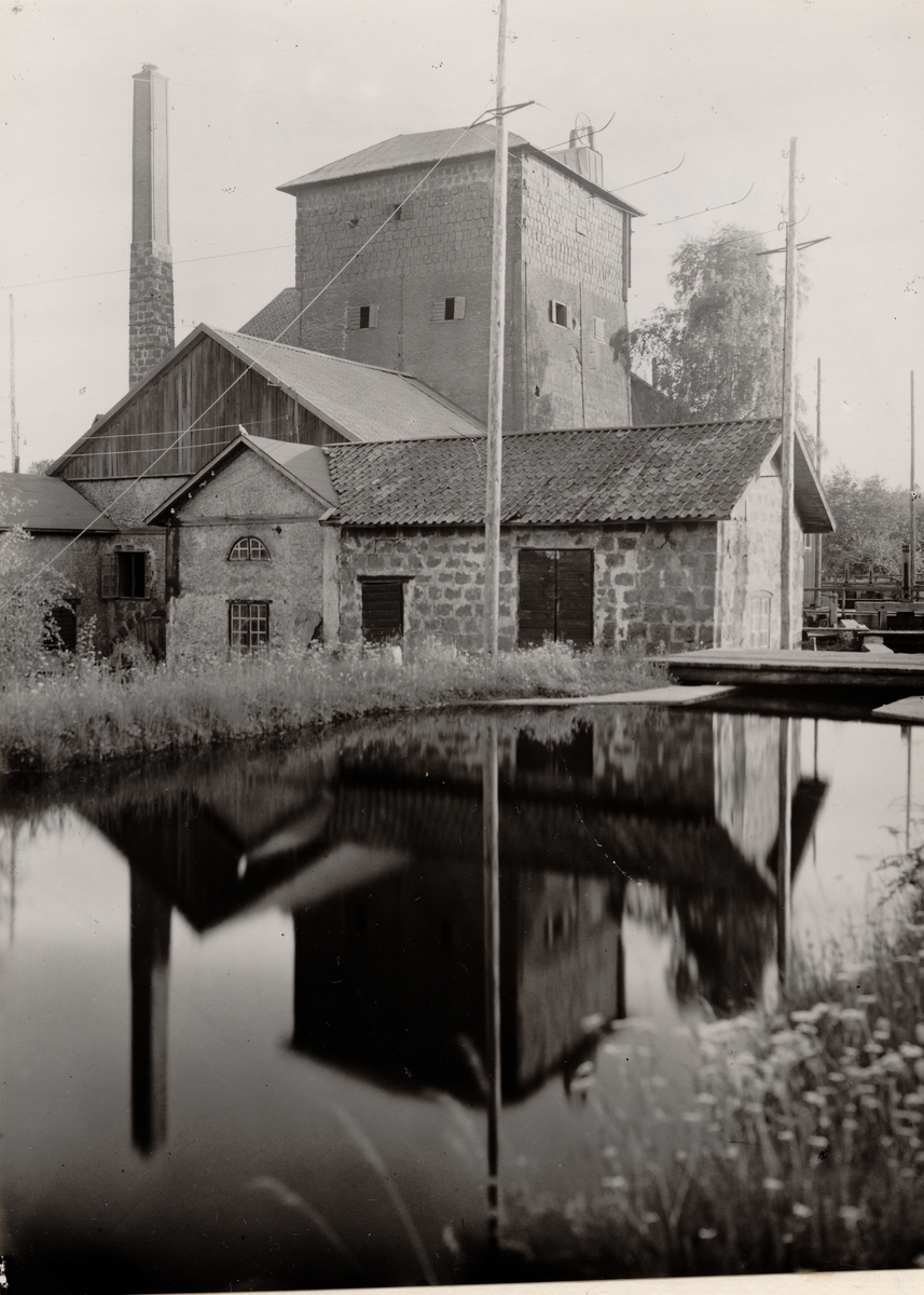 Hytta och gruva i Långban, Filipstad. Hyttverksamhet från mitten av 1500-talet. Gruvverksamhet från 1711 Hyttan nedlagd 1933.