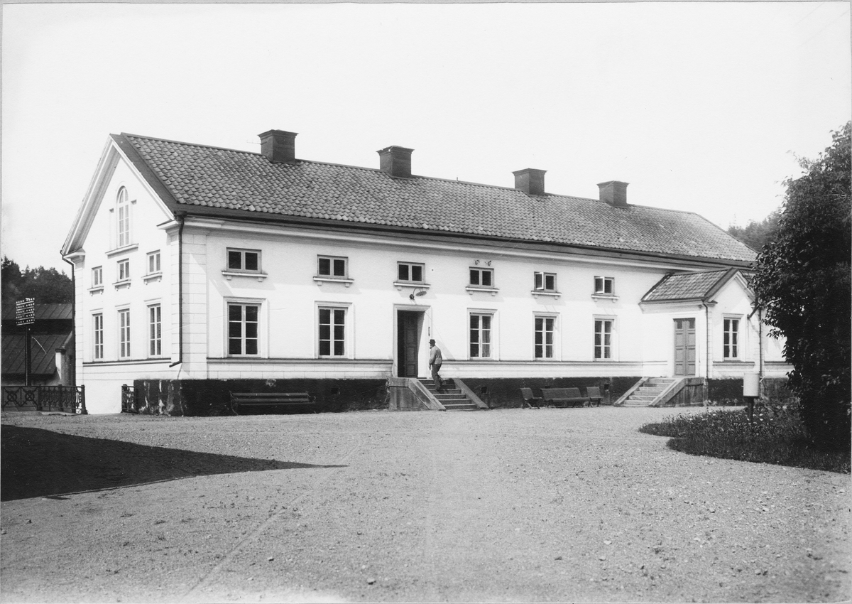 Brukskontoret vid  Överums Bruk, Norra Tjust, 1902.
Fotografiet fick 5:e pris i Svenska Turistföreningens pristäflan 1902.