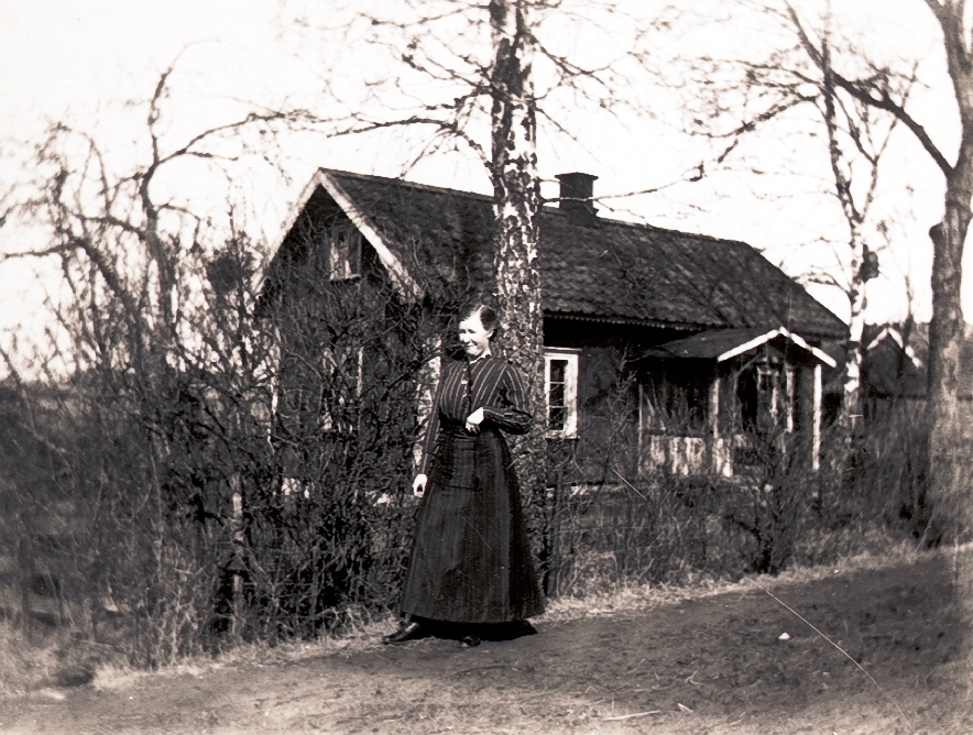 Lilla stugan i Bonnagården. Anna Stina Johansson, blev änka 1896 då mannen Anders Berglin omkom i ett ras i en grusgrop. Sex barn. Bodde 1901-09 i Österfärnebo i X län.